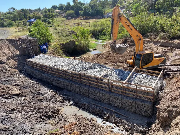 Canal de drenagem e contenção — obra executada pela Soleeng