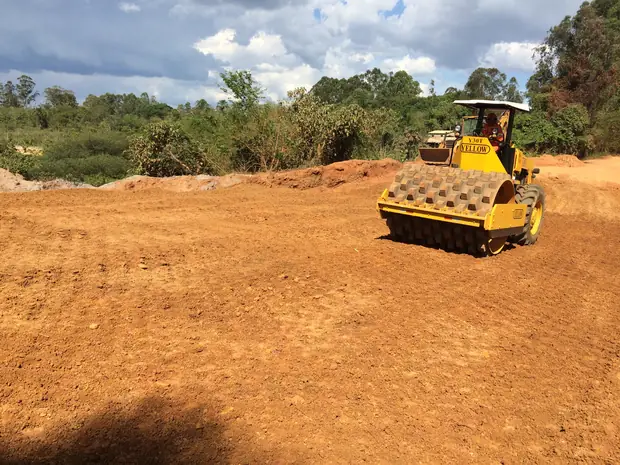 Compactação de aterro — obra executada pela Soleeng