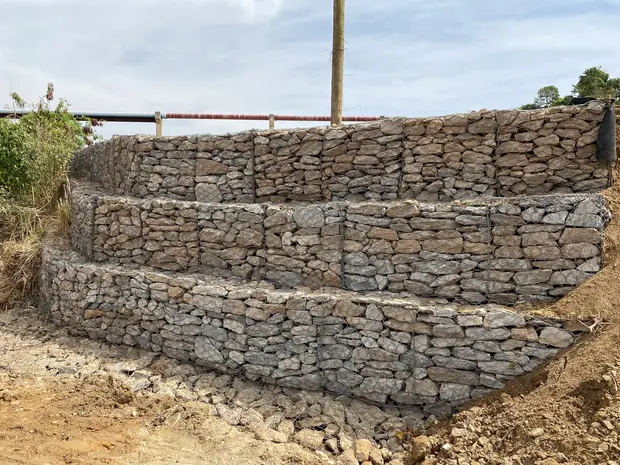 Muro de gabião escalonado — obra executada pela Soleeng