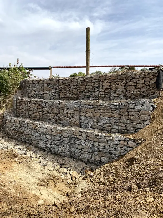 Gabião em patamares — obra executada pela Soleeng