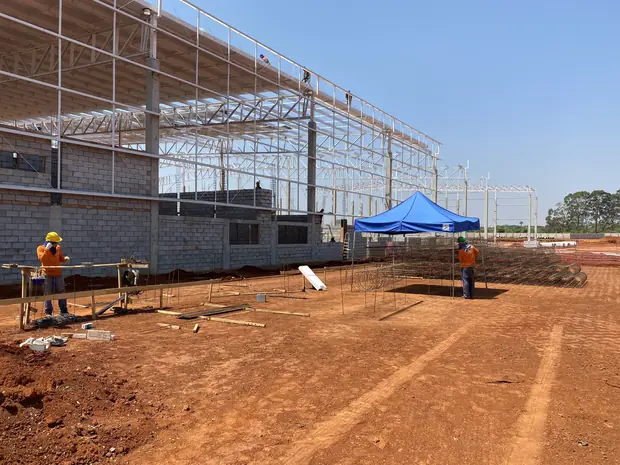 Galpão em montagem — obra executada pela Soleeng