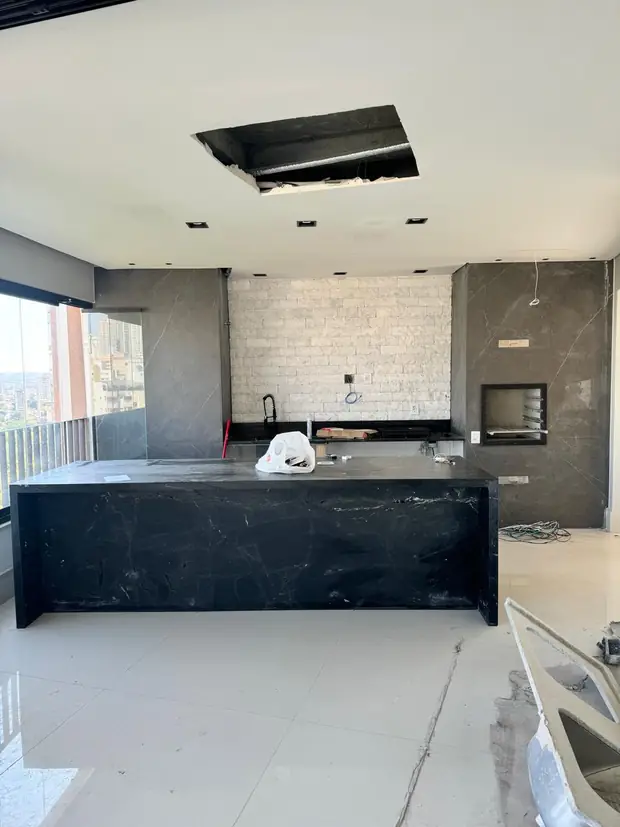 Espaço gourmet em mármore — obra executada pela Soleeng