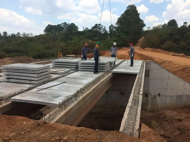 Montagem de tabuleiro pré-moldado — obra executada pela Soleeng