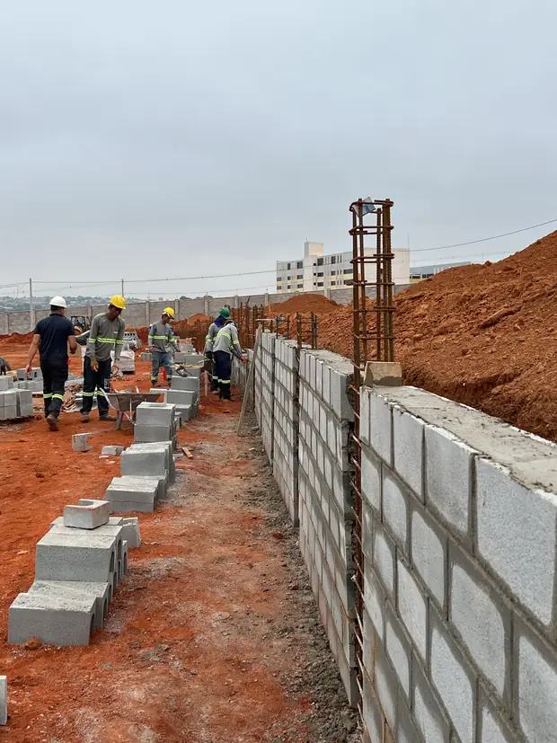 Muro de arrimo em blocos estruturais — obra executada pela Soleeng