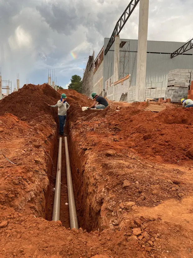 Assentamento de rede coletora — obra executada pela Soleeng