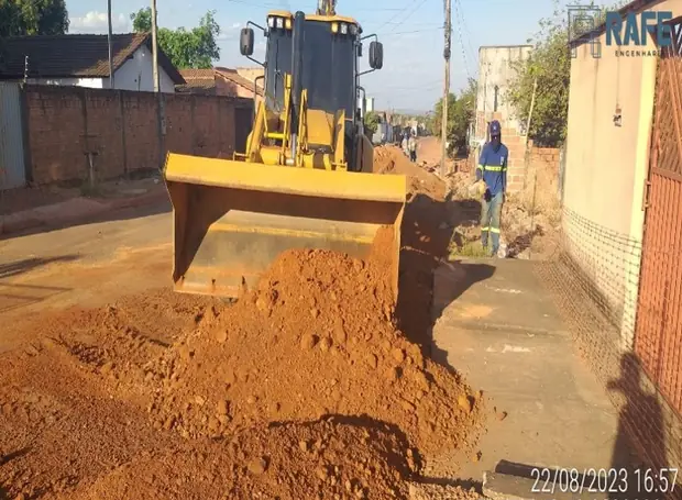 Rede de esgoto em via urbana — obra executada pela Soleeng