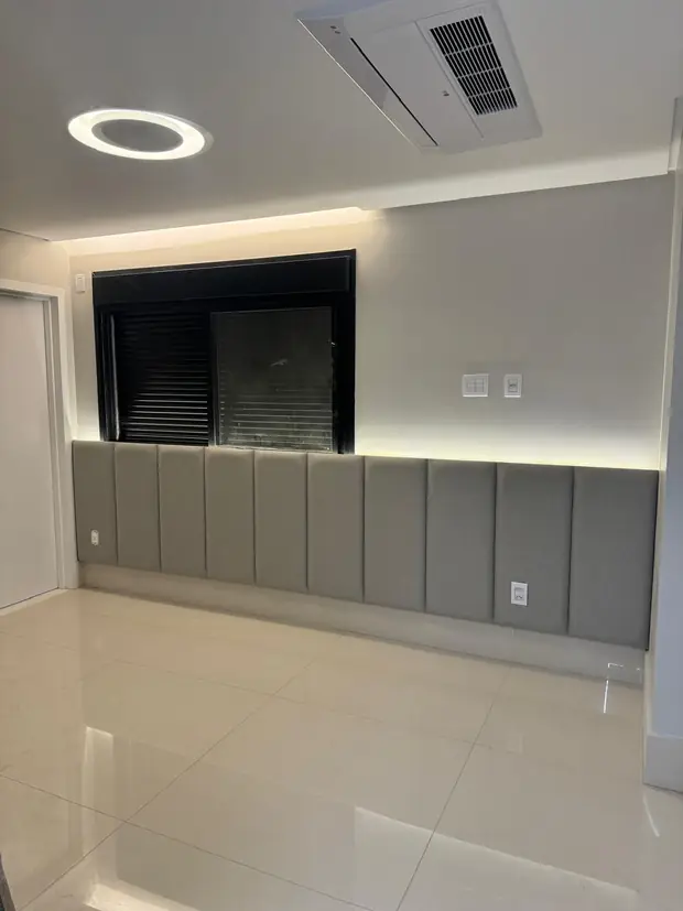 Sala com painel ripado — obra executada pela Soleeng