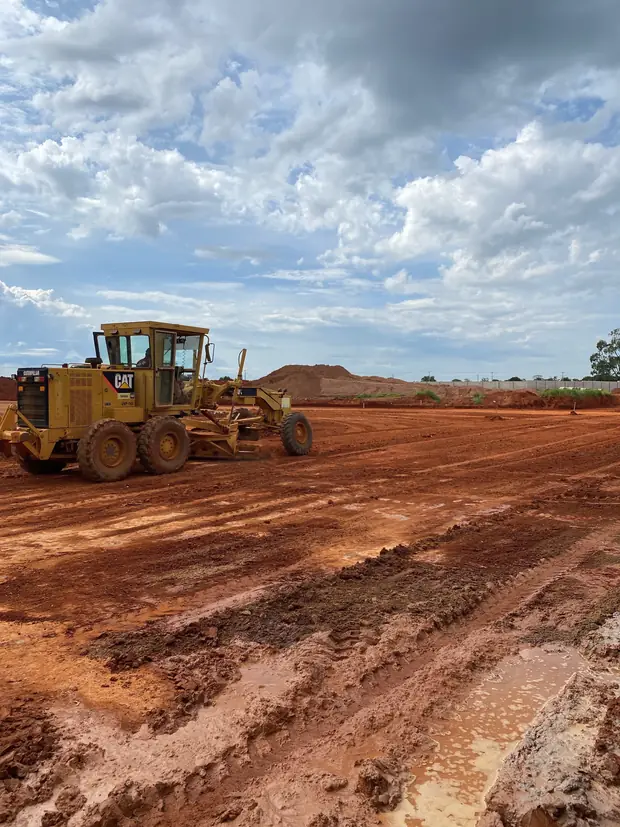 Regularização com motoniveladora — obra executada pela Soleeng