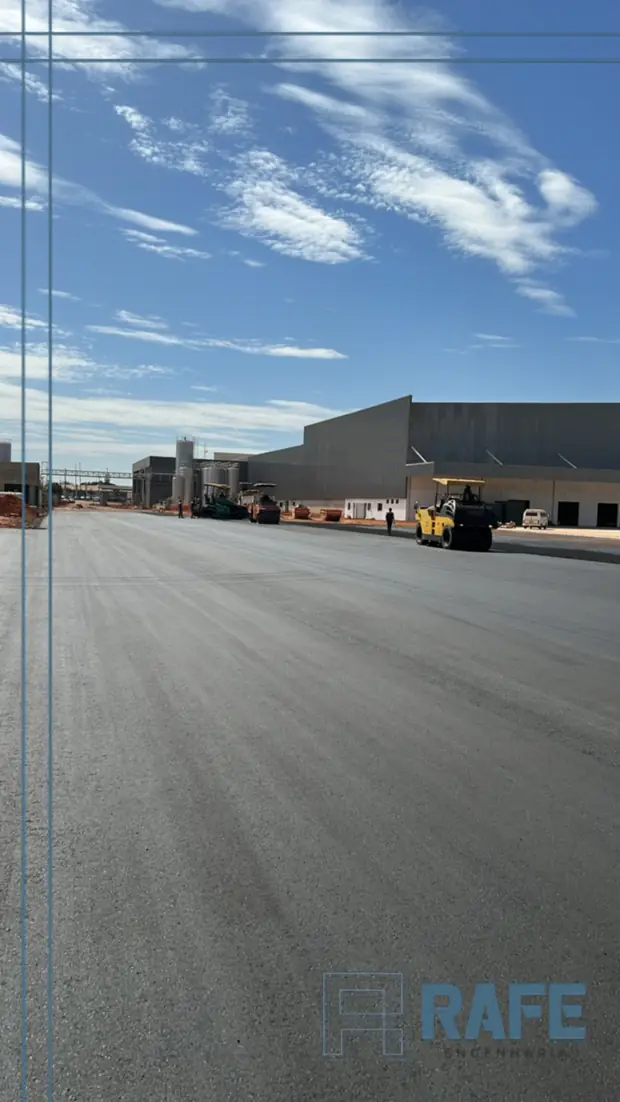 Via interna de planta industrial — obra executada pela Soleeng